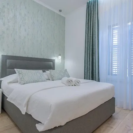 Arcus In The Very Center Of Apartment