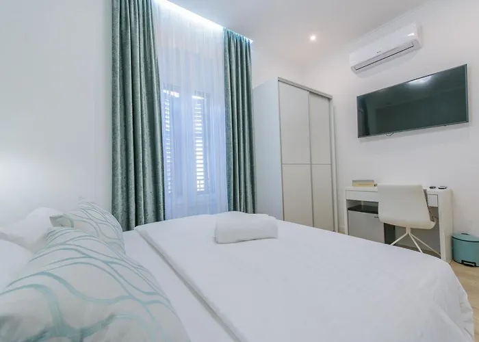 Arcus In The Very Center Of * Split