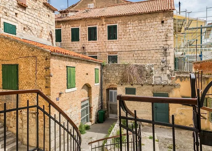 Arcus In The Very Center Of *